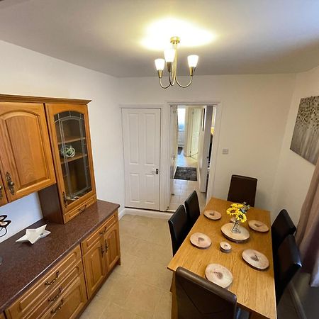 شقة Beanies Lornestreet Four Bed House سويندون المظهر الخارجي الصورة