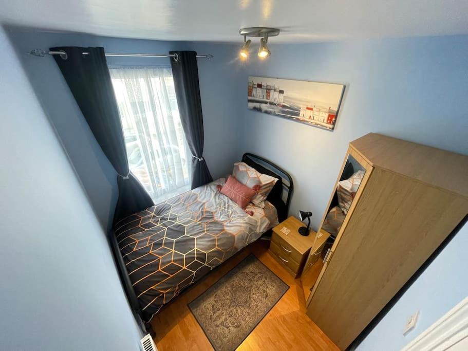 شقة Beanies Lornestreet Four Bed House سويندون المظهر الخارجي الصورة