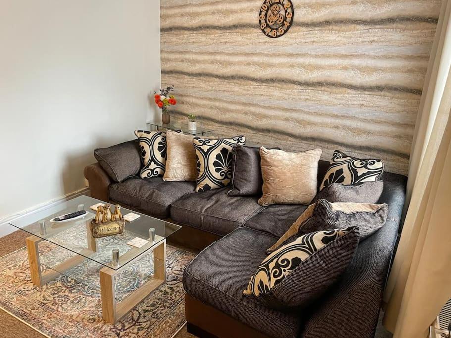 شقة Beanies Lornestreet Four Bed House سويندون المظهر الخارجي الصورة