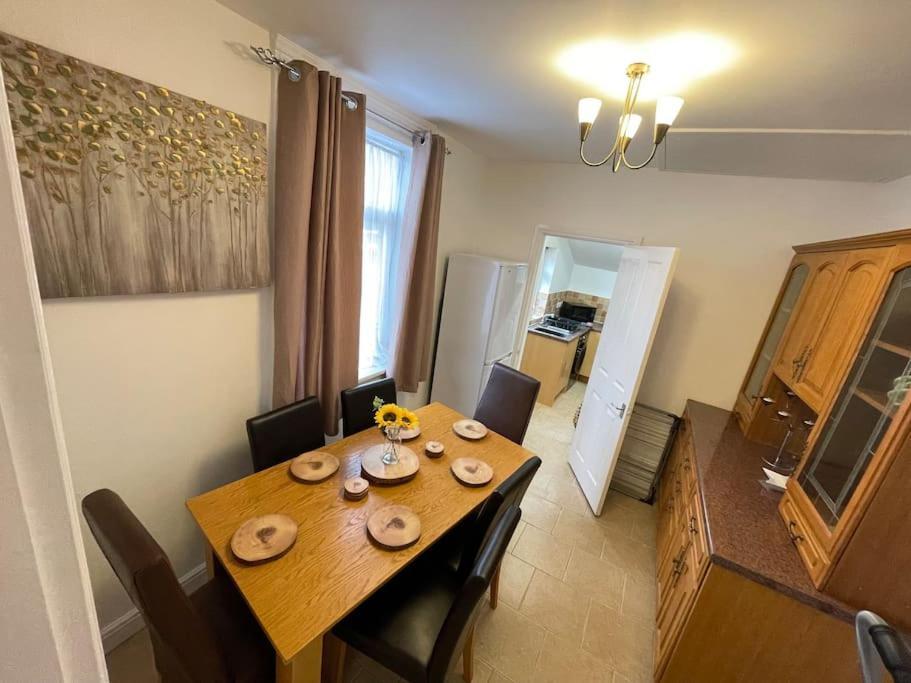 شقة Beanies Lornestreet Four Bed House سويندون المظهر الخارجي الصورة