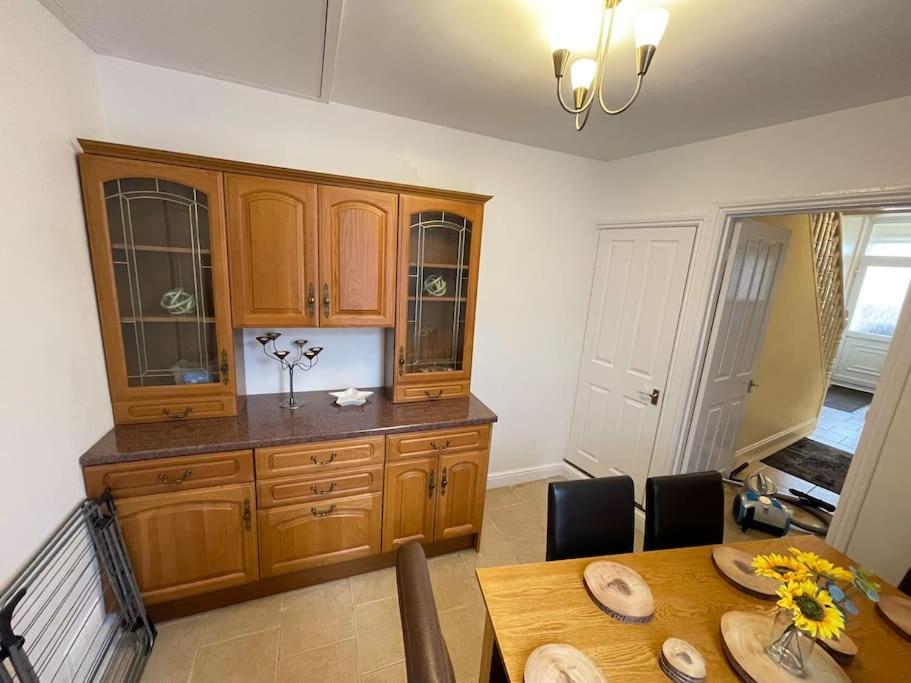 شقة Beanies Lornestreet Four Bed House سويندون المظهر الخارجي الصورة