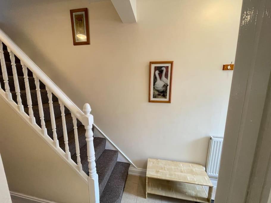 شقة Beanies Lornestreet Four Bed House سويندون المظهر الخارجي الصورة