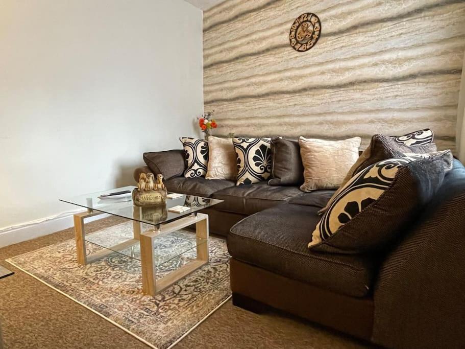 شقة Beanies Lornestreet Four Bed House سويندون المظهر الخارجي الصورة