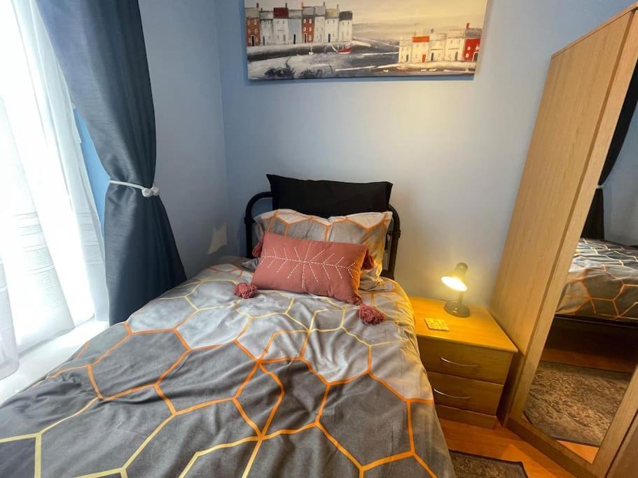 شقة Beanies Lornestreet Four Bed House سويندون المظهر الخارجي الصورة