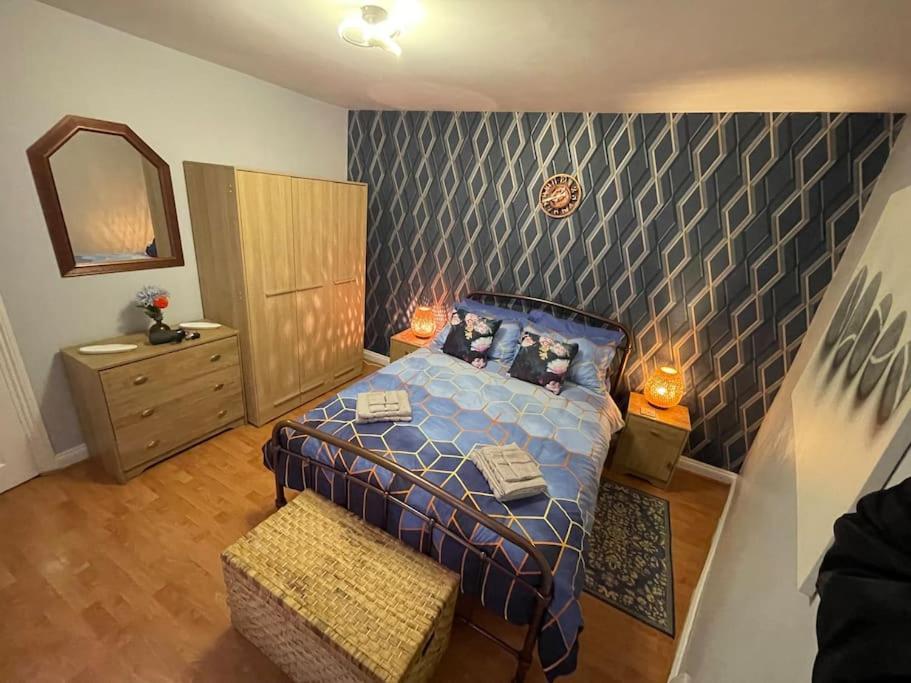 شقة Beanies Lornestreet Four Bed House سويندون المظهر الخارجي الصورة
