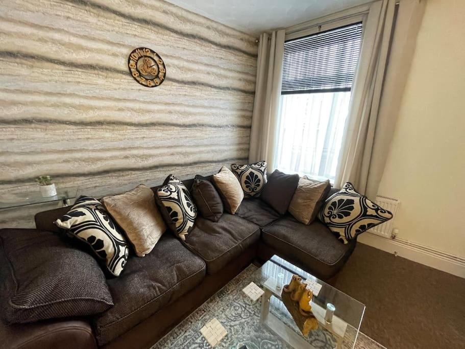 شقة Beanies Lornestreet Four Bed House سويندون المظهر الخارجي الصورة