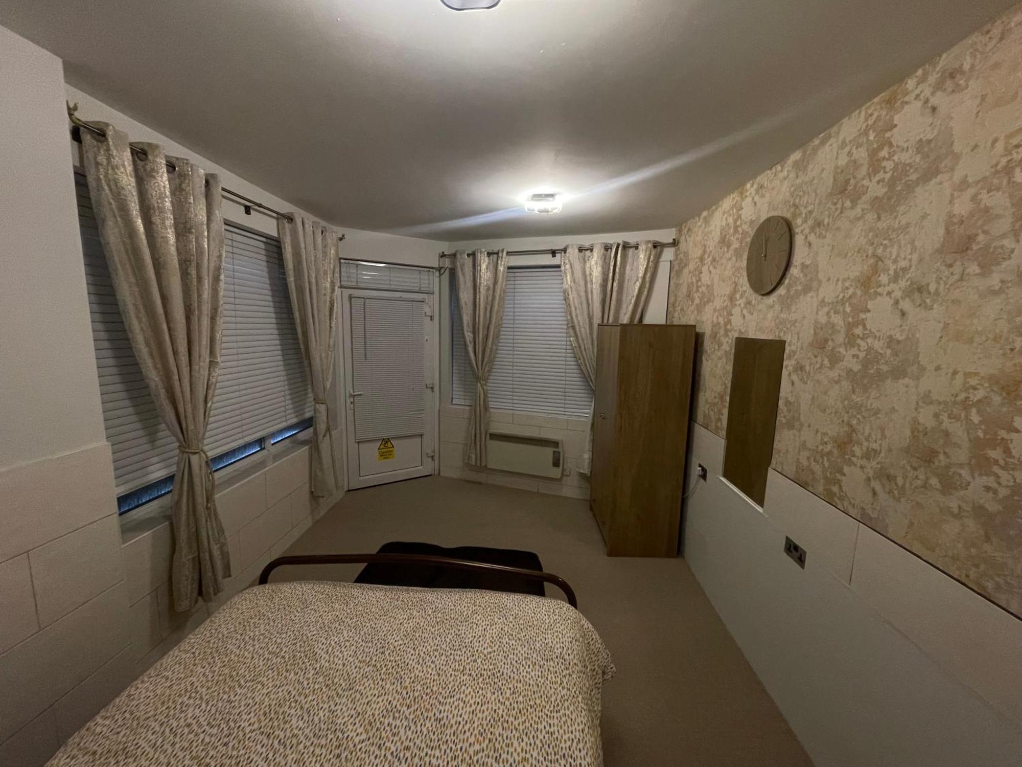 شقة Beanies Lornestreet Four Bed House سويندون المظهر الخارجي الصورة