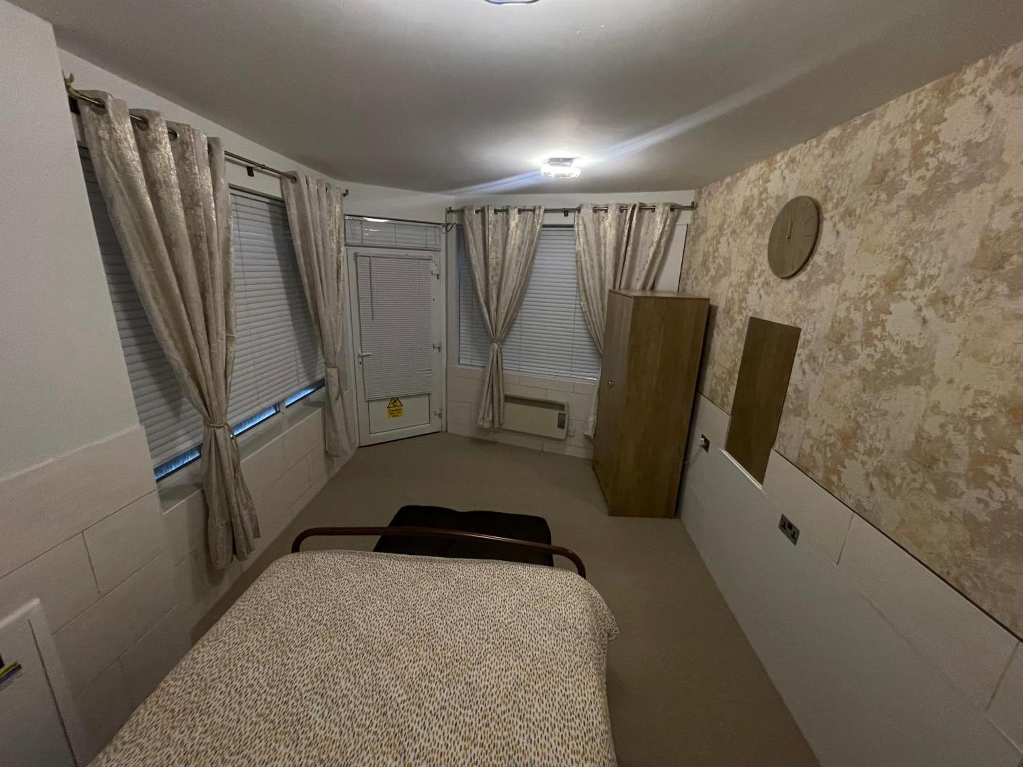 شقة Beanies Lornestreet Four Bed House سويندون المظهر الخارجي الصورة