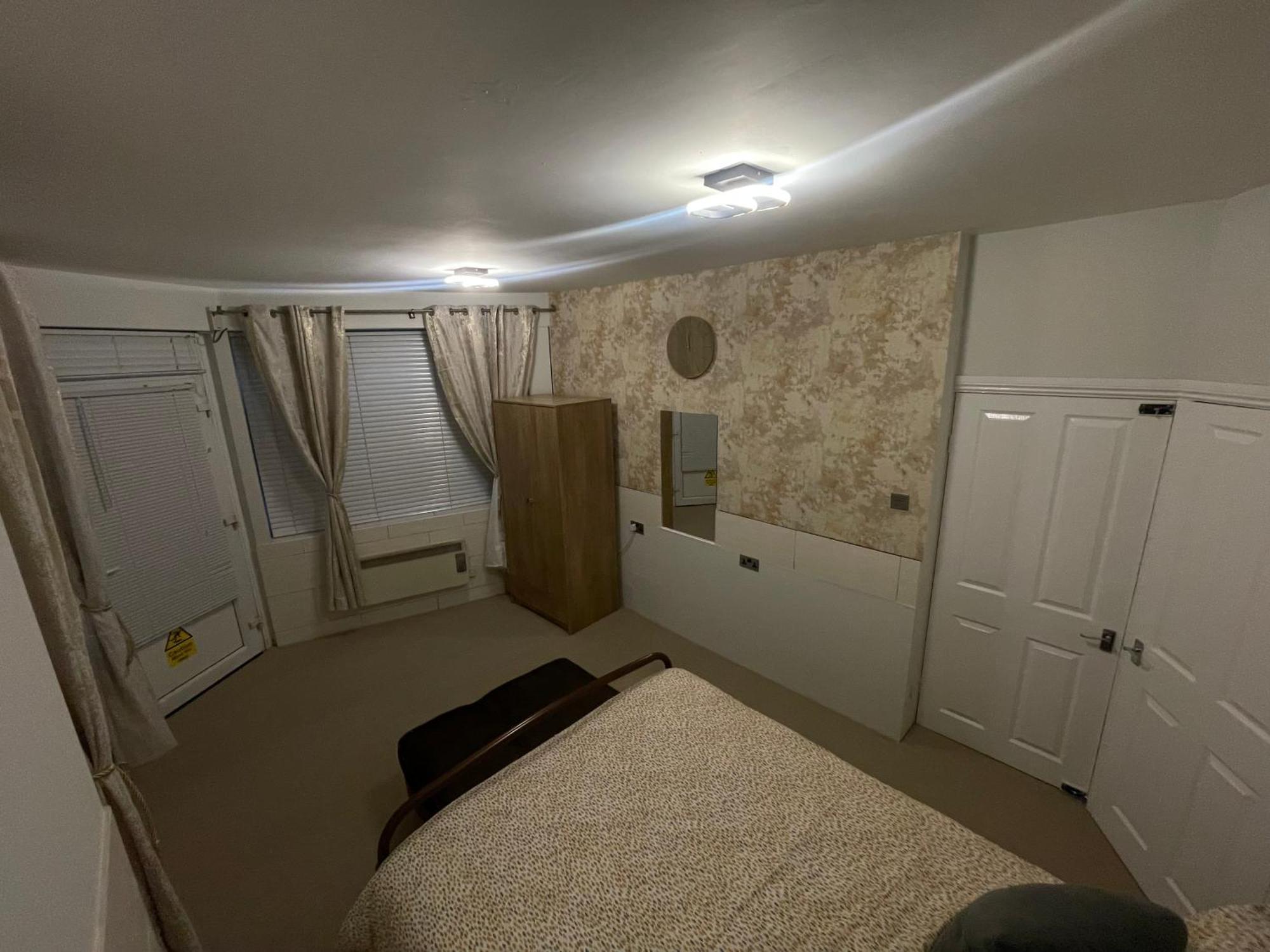 شقة Beanies Lornestreet Four Bed House سويندون المظهر الخارجي الصورة