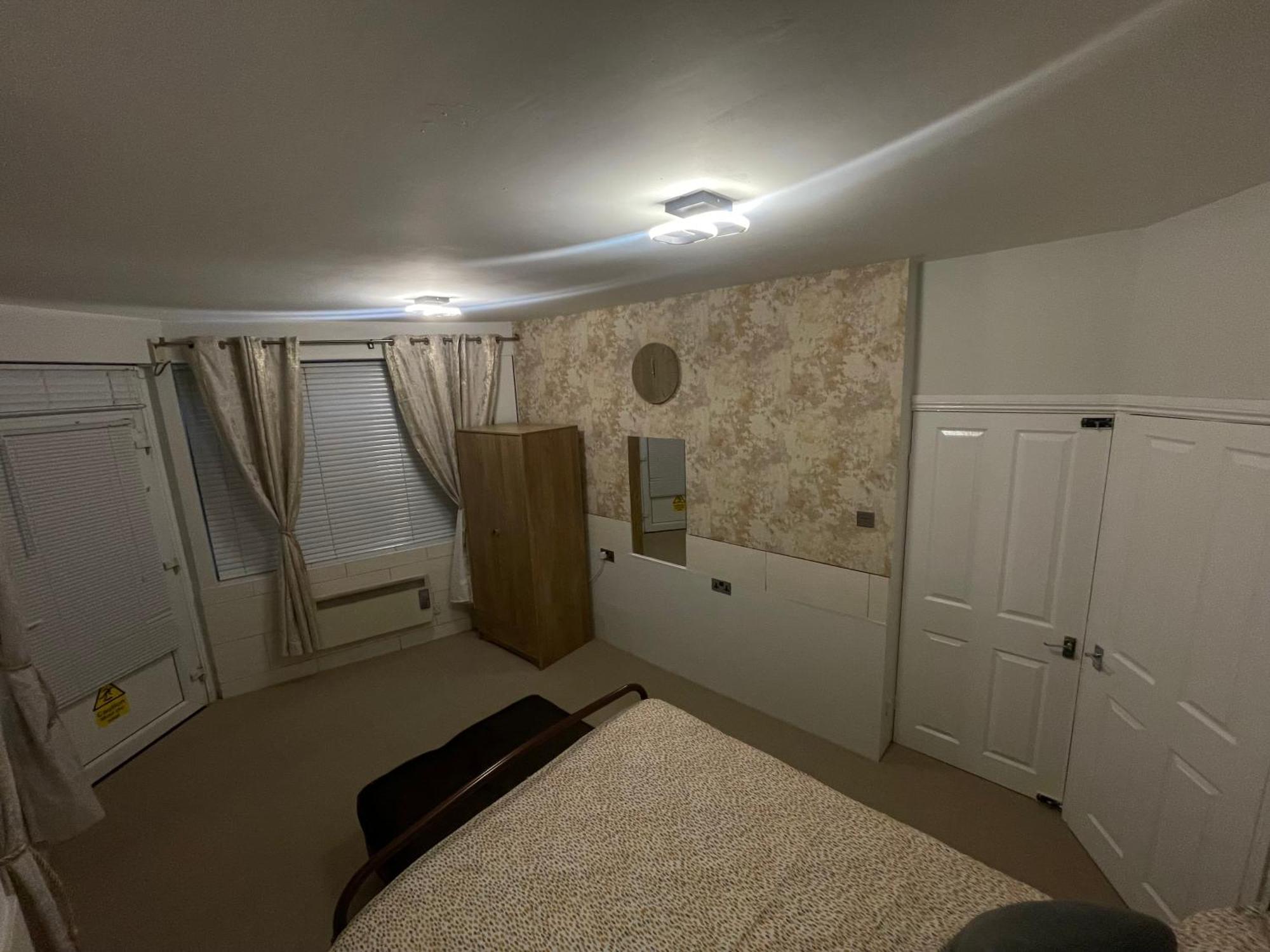 شقة Beanies Lornestreet Four Bed House سويندون المظهر الخارجي الصورة