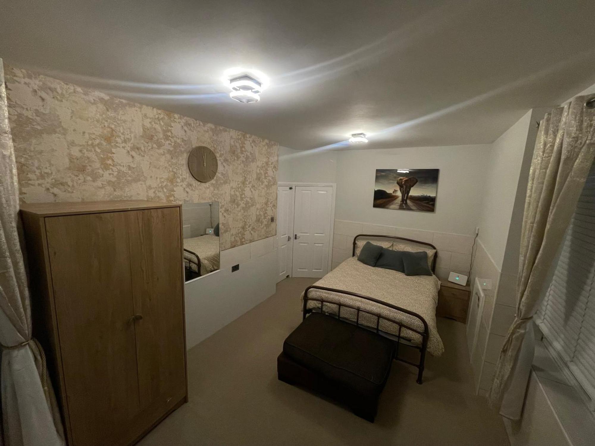 شقة Beanies Lornestreet Four Bed House سويندون المظهر الخارجي الصورة