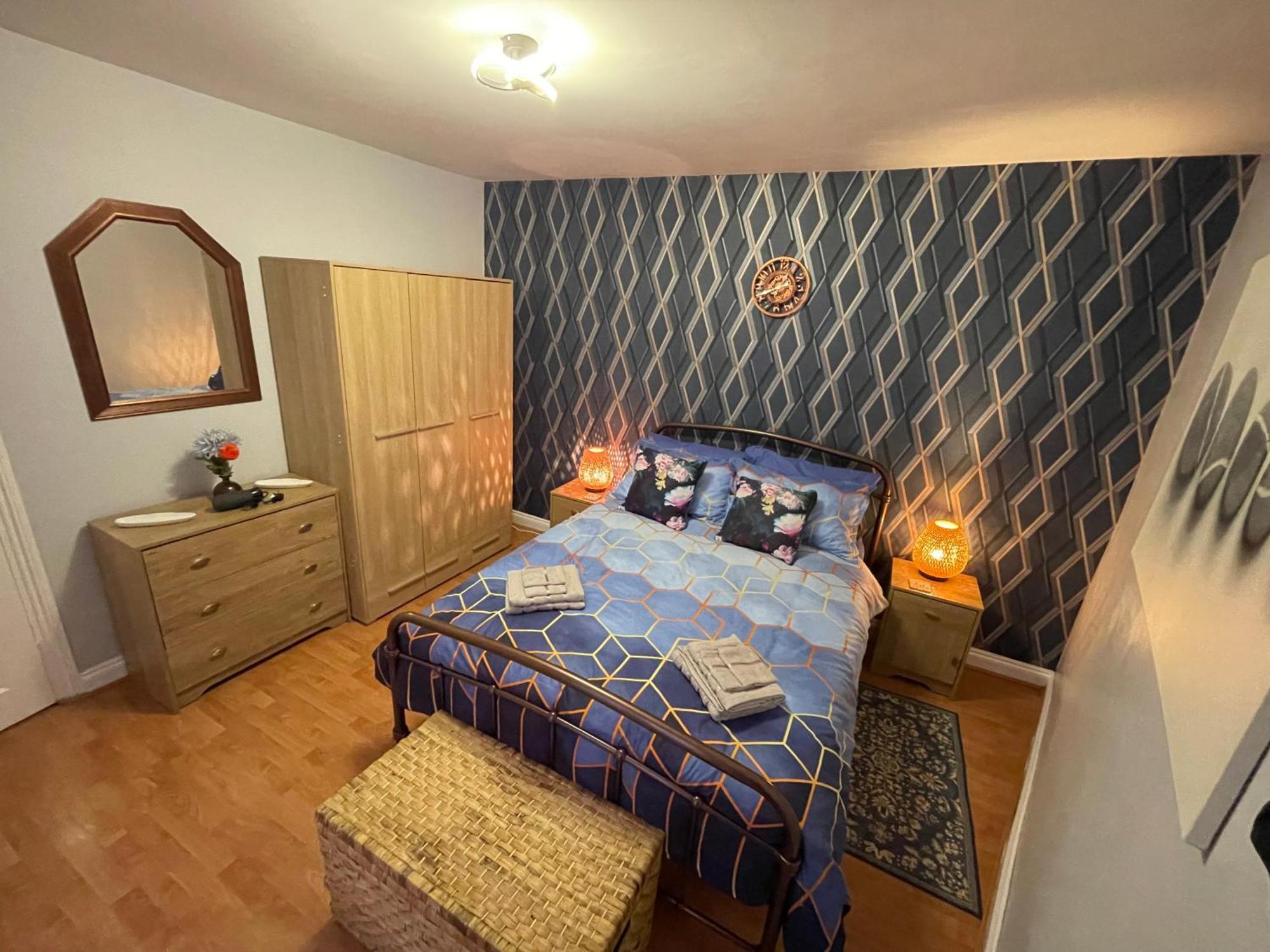 شقة Beanies Lornestreet Four Bed House سويندون المظهر الخارجي الصورة