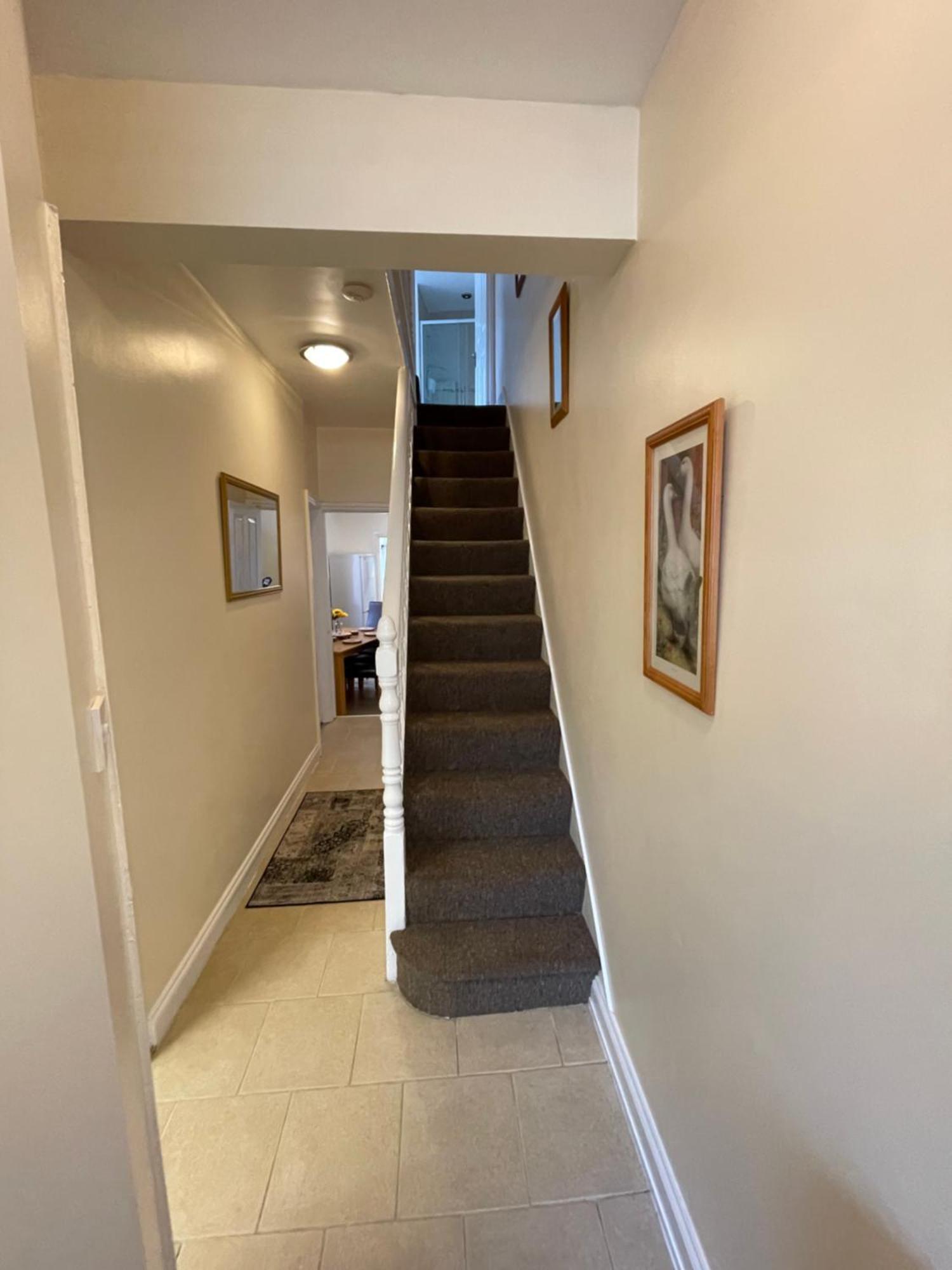 شقة Beanies Lornestreet Four Bed House سويندون المظهر الخارجي الصورة