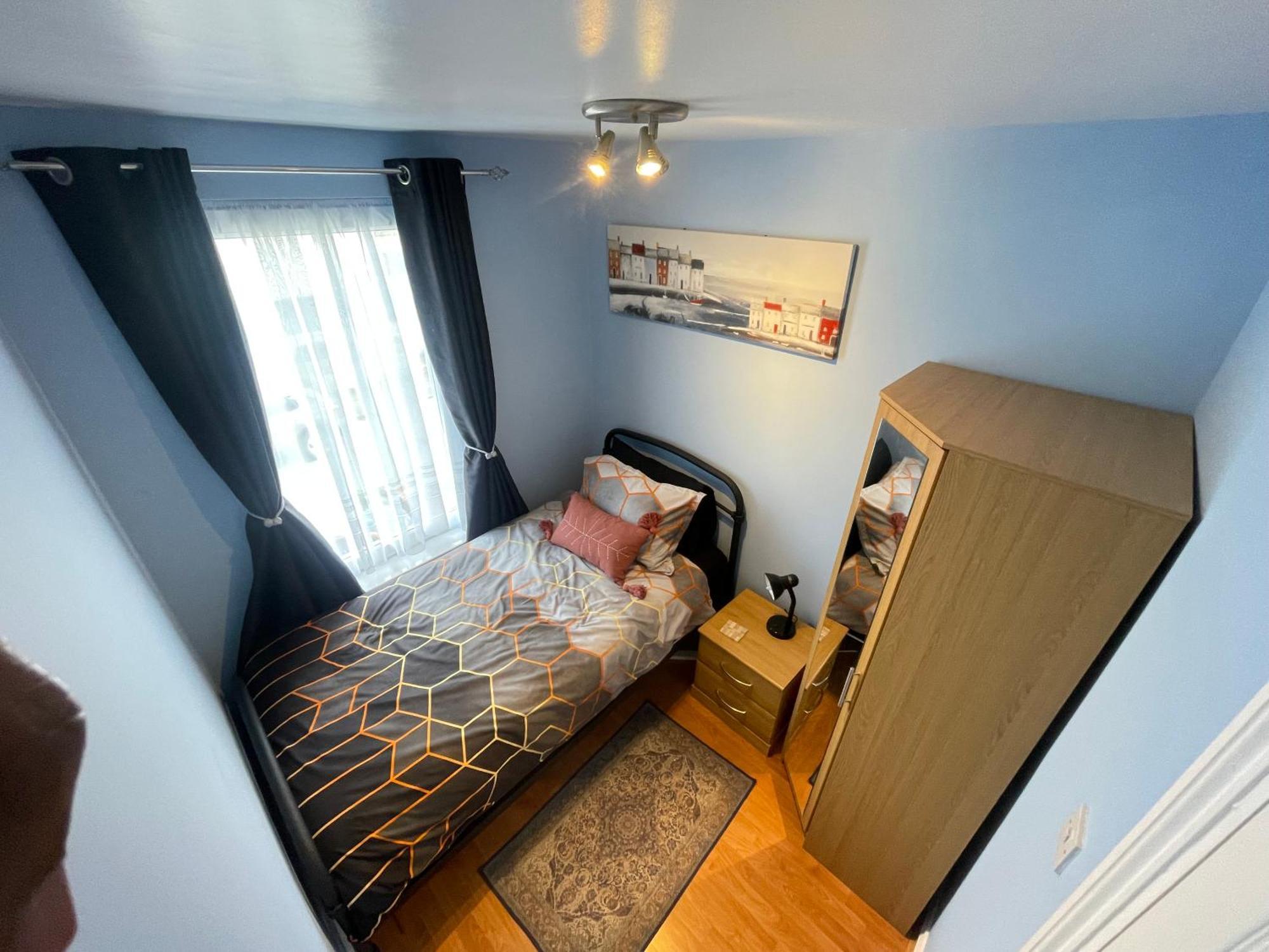 شقة Beanies Lornestreet Four Bed House سويندون المظهر الخارجي الصورة